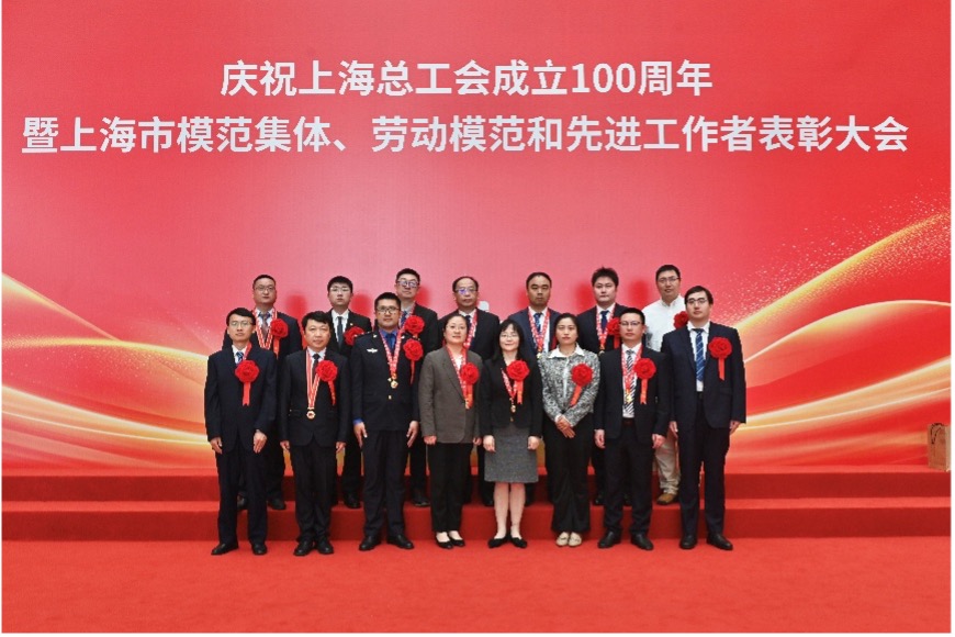 上海市模范集体：中建港航局.jpg