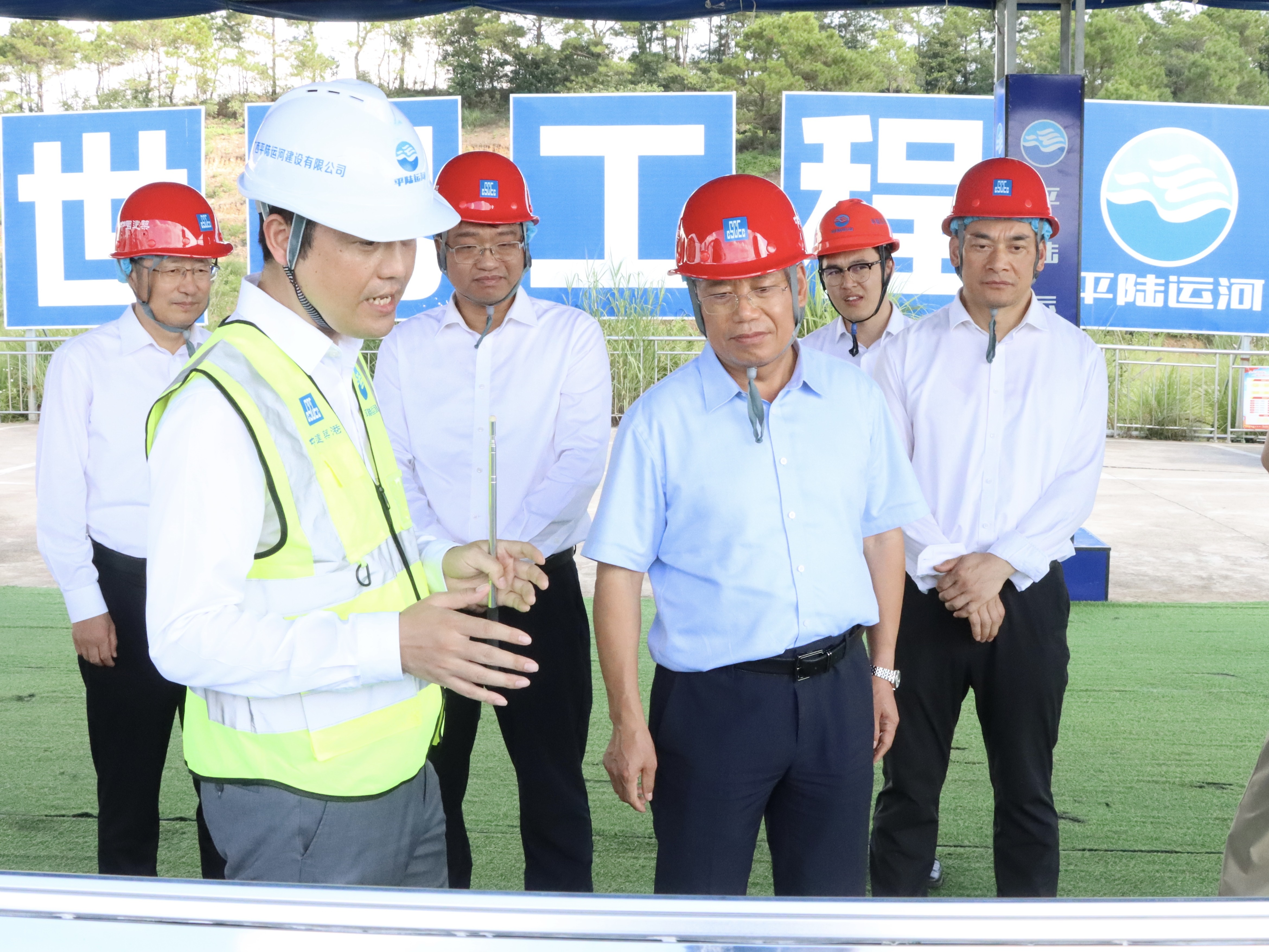 李永明调研中建港航局在桂项目.jpg