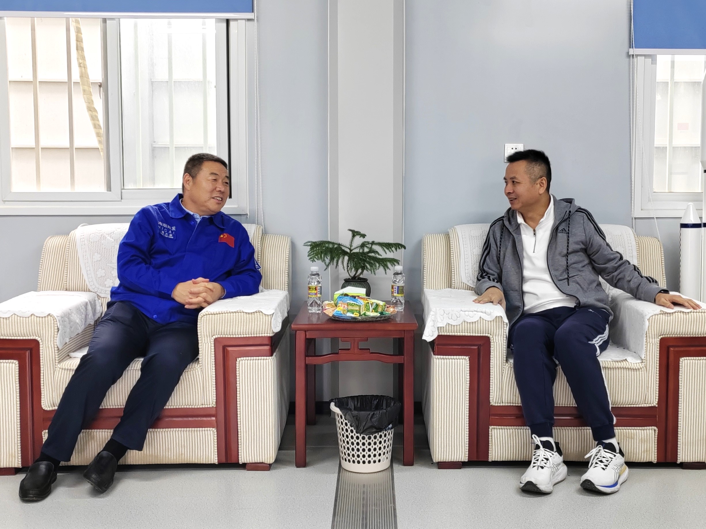 陈浩拜会海南商发党委书记、董事长杨天梁并赴项目慰问.jpg