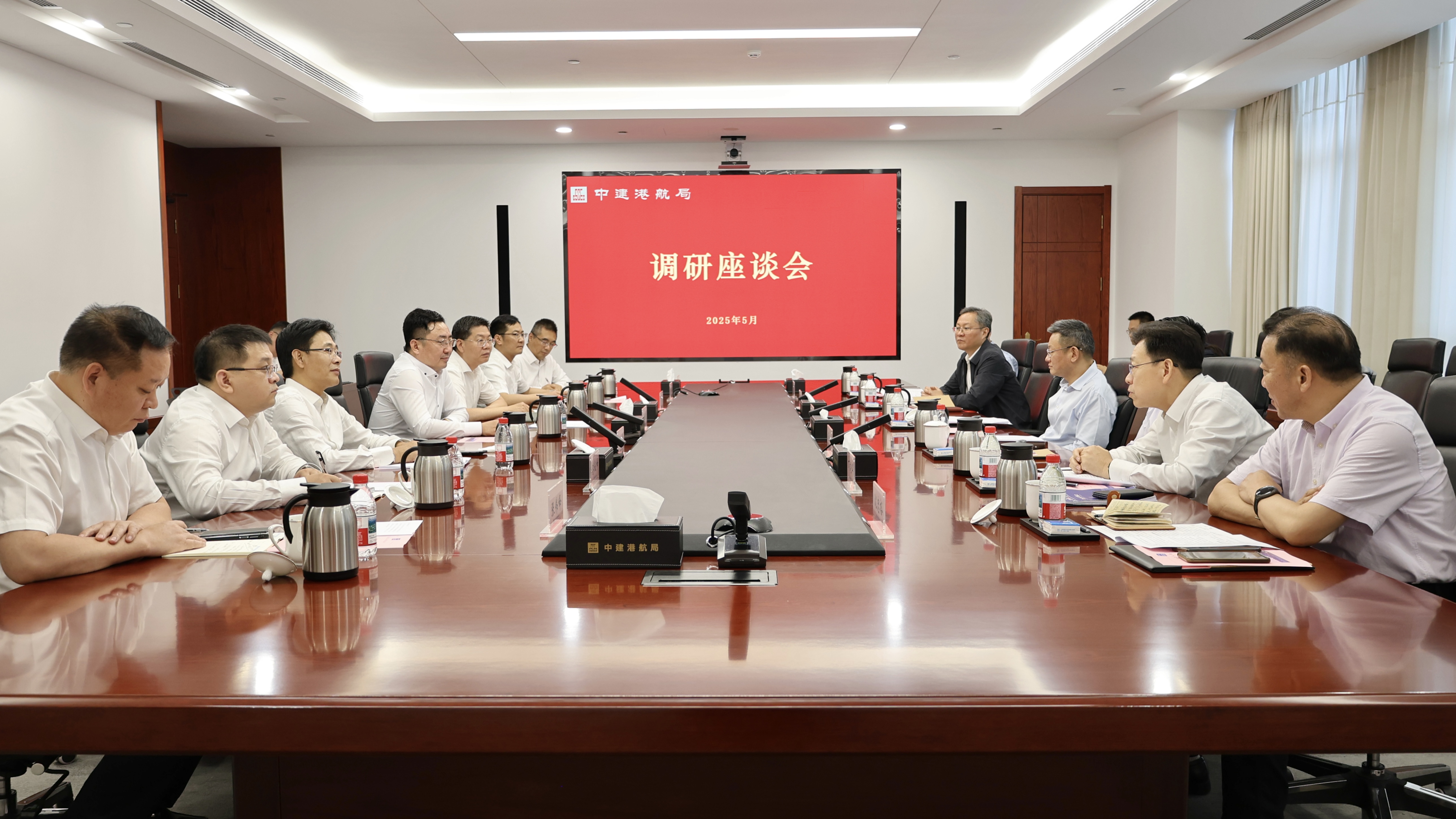 虹口区委副书记、区长吕鸣走访调研中建港航局.jpg