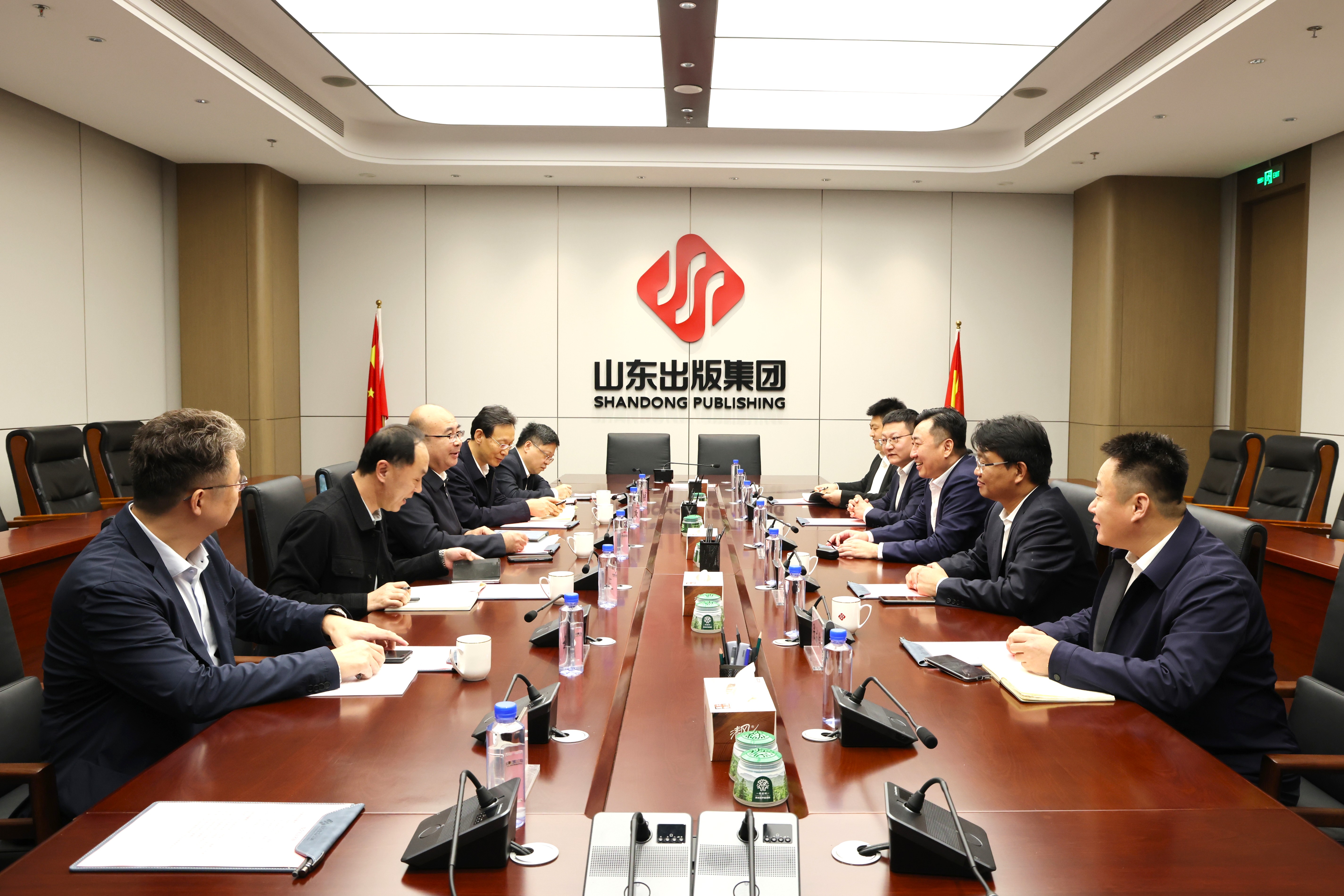 刘同敬拜访山东出版集团有限公司党委副书记、董事、总经理郭海涛.jpg